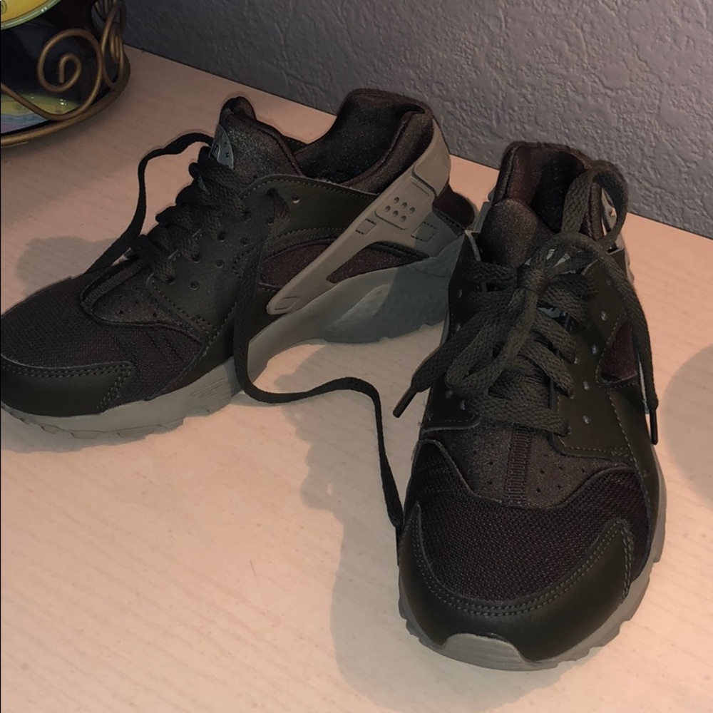 GREEN HUARACHE BY NIKE SNEAKERS